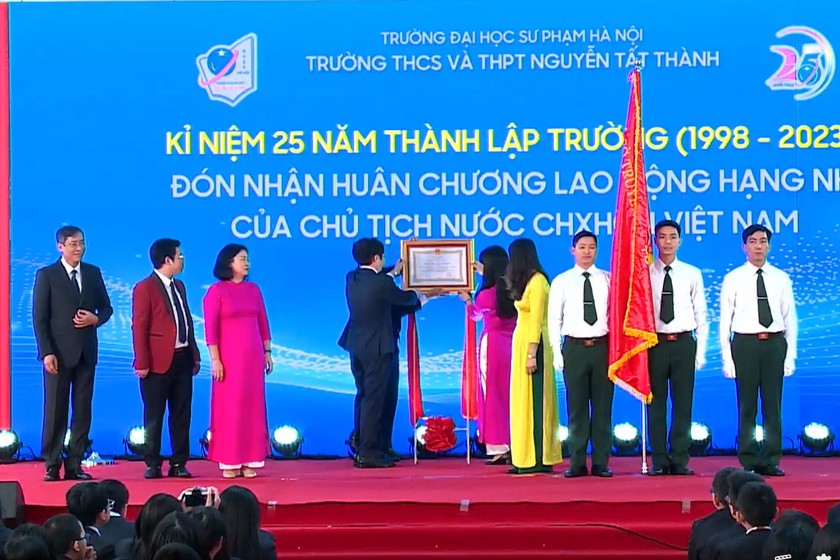 Trường THCS và THPT Nguyễn Tất Thành đón nhận Huân chương Lao động hạng Nhì