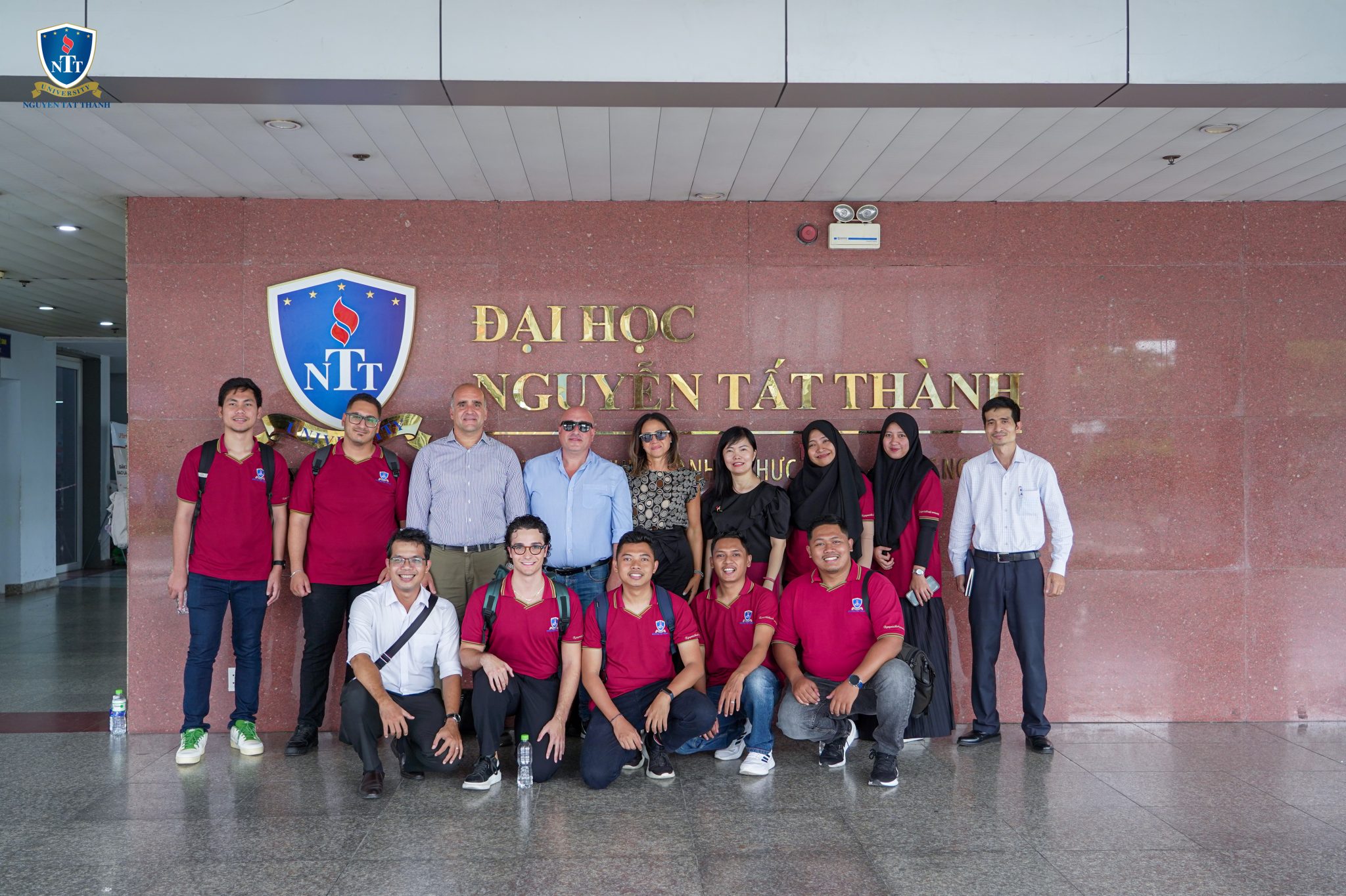 Khi Gen Z đổ xô học công nghệ AI, doanh nghiệp lại khát người hiểu con người!